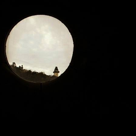 Der Blick auf eine Dachlucke des Grazer Kunsthauses auf den Schloßberg ähnelt dem Mond am Himmel